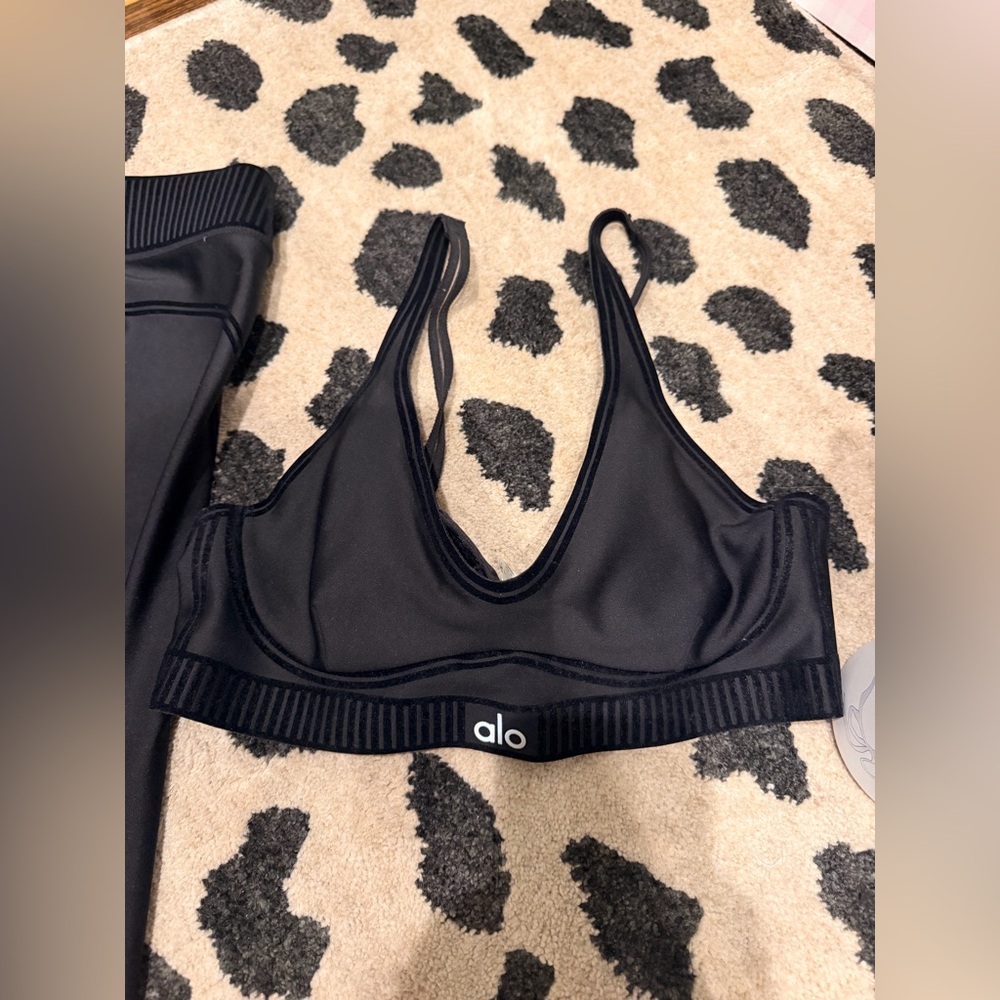 ALO Yoga Black Sports Bra and Leggings Set - Picture 3 of 6